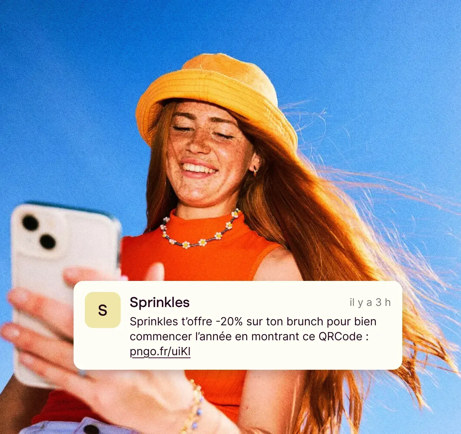 Une cliente reçoit un SMS de Sprinkles : -20 % sur son brunch pour bien commencer l'année